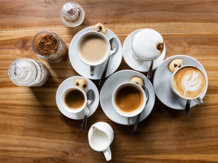 kava-kaviaren-skorica-cukor-presso-espresso-lungo-flat-white-cappuccino-kapucino-mlieko-latte-machiato