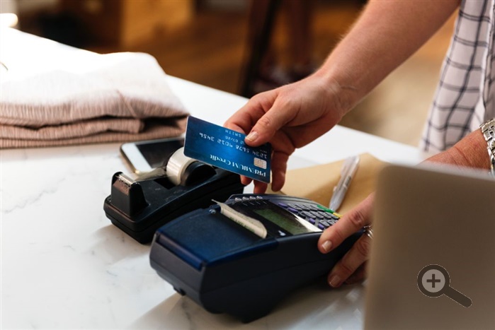 ctecka-platebnich-karet-terminal-karta-pokladni-system-blok-pult-obchod-restaurace