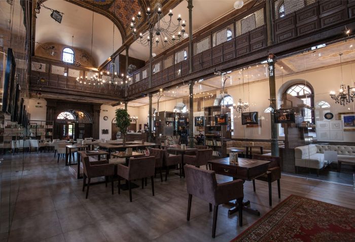 Zdroj: Facebook Synagoga Café kavarna-historie-dreveny-balkon-synagoga-stul-zidle-kava