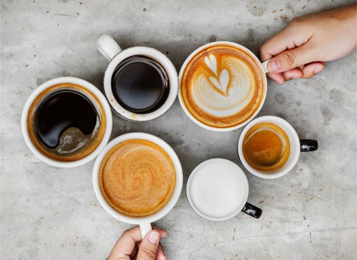 Kava-kapucino-cappuccino-latte-machiato-espresso-lungo-kaviaren-salka-ruky