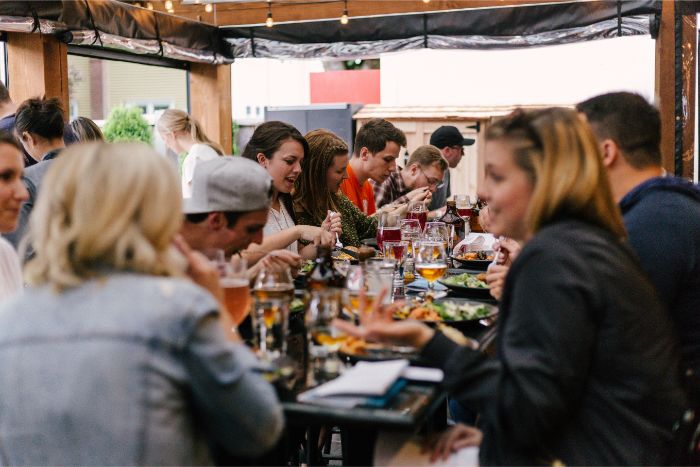 streetfood-jidlo-pivo-ulice-stanek-zeny-muzi-sklenice-talire