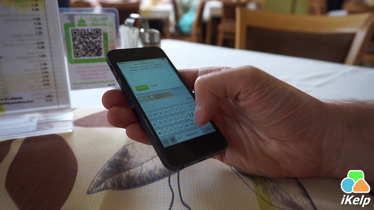 Hosť p&iacute;&scaron;e textov&yacute; koment&aacute;r k hodnoteniu na kl&aacute;vesnici smartf&oacute;nu, na obrazovke je viditeľn&eacute; textov&eacute; pole a tlačidl&aacute; Odovzdať a Zru&scaron;iť