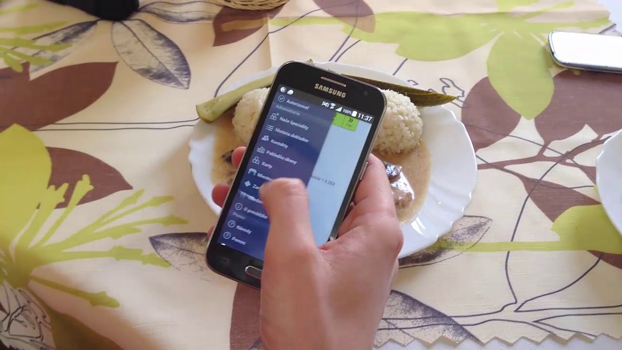 Mobiln&aacute; aplik&aacute;cia iKelp POS Mobile s otvoren&yacute;m bočn&yacute;m menu &mdash; v&yacute;ber položky Obedov&eacute; menu