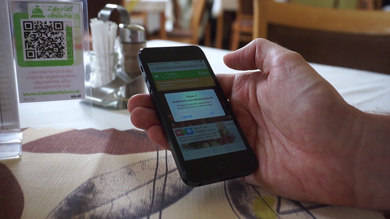 Smartf&oacute;n zobrazuje potvrdzovac&iacute; dial&oacute;g objedn&aacute;vky v mobile &mdash; v&yacute;zva na potvrdenie objedn&aacute;vky s tlačidlami Cancel a OK