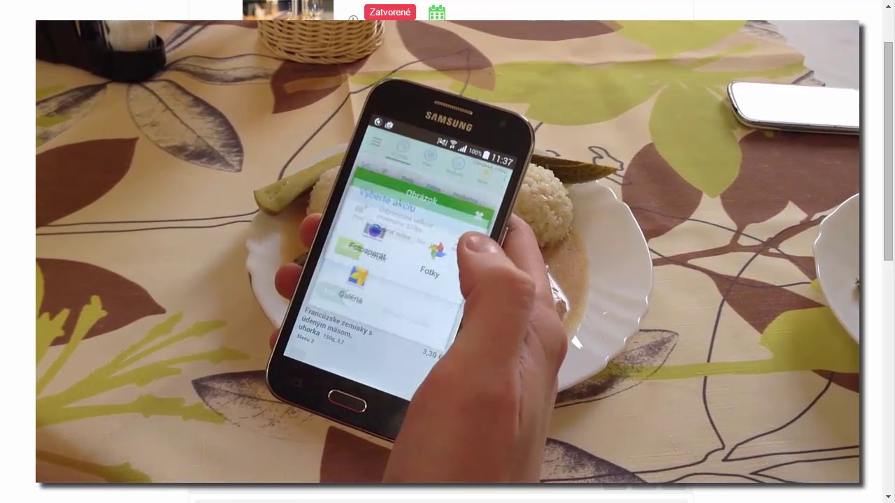 Smartf&oacute;n Samsung s dial&oacute;gom v&yacute;beru obr&aacute;zka &mdash; možnosti Fotoapar&aacute;t, Gal&eacute;ria a Fotky nad pripraven&yacute;m jedlom