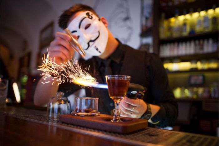 Anonymous-bar-maska-drink-iskry-alkohol-flase-barovy-pult-chlap-barman-casnik