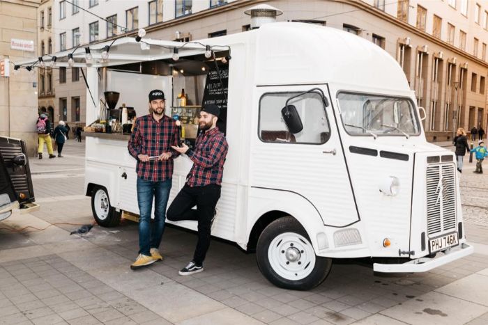 eggo-truck-brno-foodtruck-dodavka-auto-jedlo-muzi-restauracia-predaj-z-ulice-ulica-chodnik-budovy