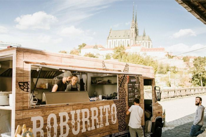 roburrito-food-truck-dodavka-auto-jidlo-muzi-restaurace-prodej-z-ulice-ulice-chodnik-stromy 